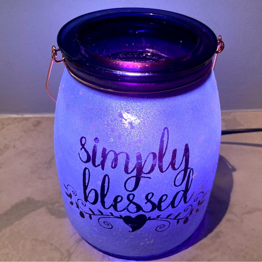 SCENTSY SIMPLY BLESSED WAX WARMER + ONE REPLACEMENT BULB. EXCELLENT CONDITION!